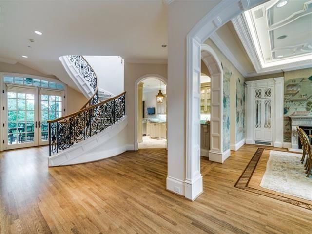 2 - Upper Foyer