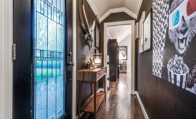 439 W Colorado Blvd foyer