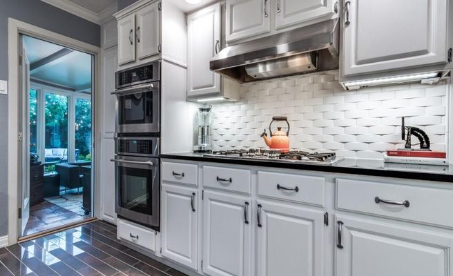 439 W Colorado Blvd kit 3