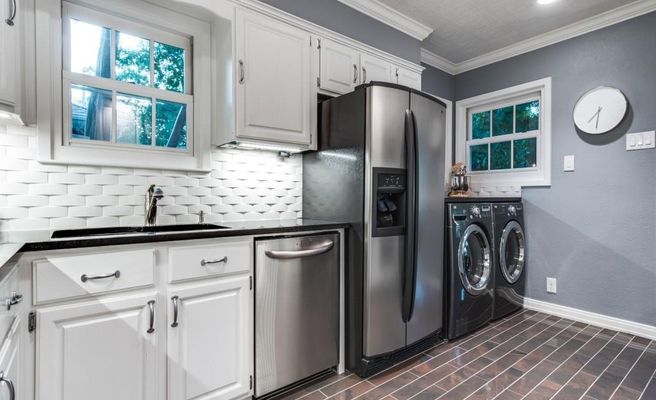 439 W Colorado Blvd kitchen
