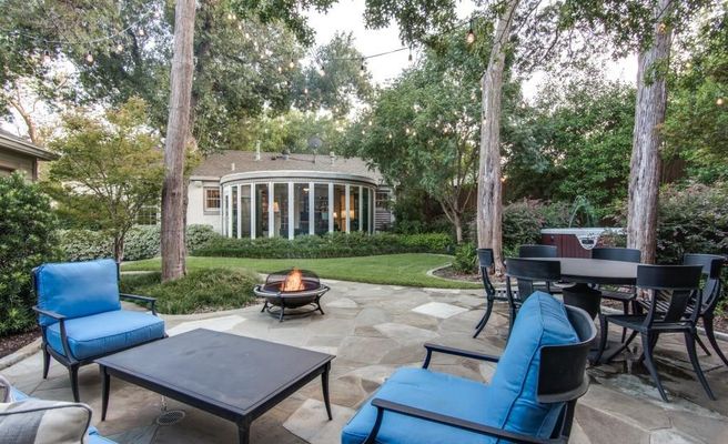 439 W Colorado Blvd patio