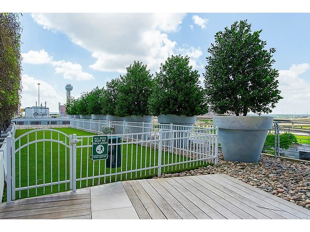 House 1601 Dog yard