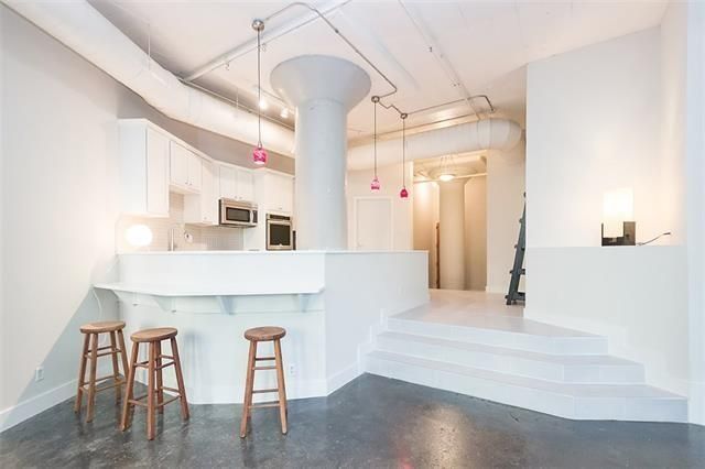 2220 Canton St. 102 Breakfast Bar