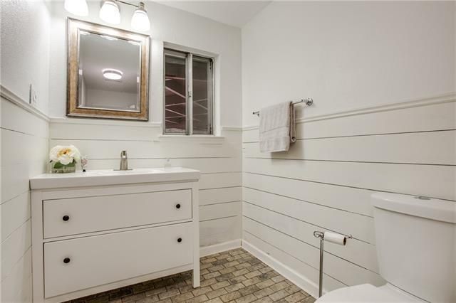 2656 Dorrington r