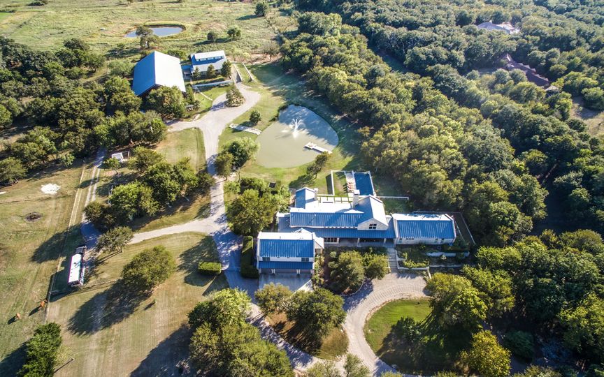 Country Homes for the Holidays | CandysDirt.com