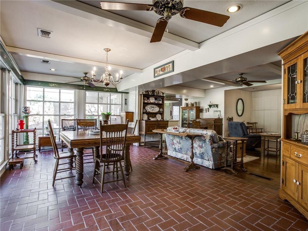 948 Forest Grove Dining