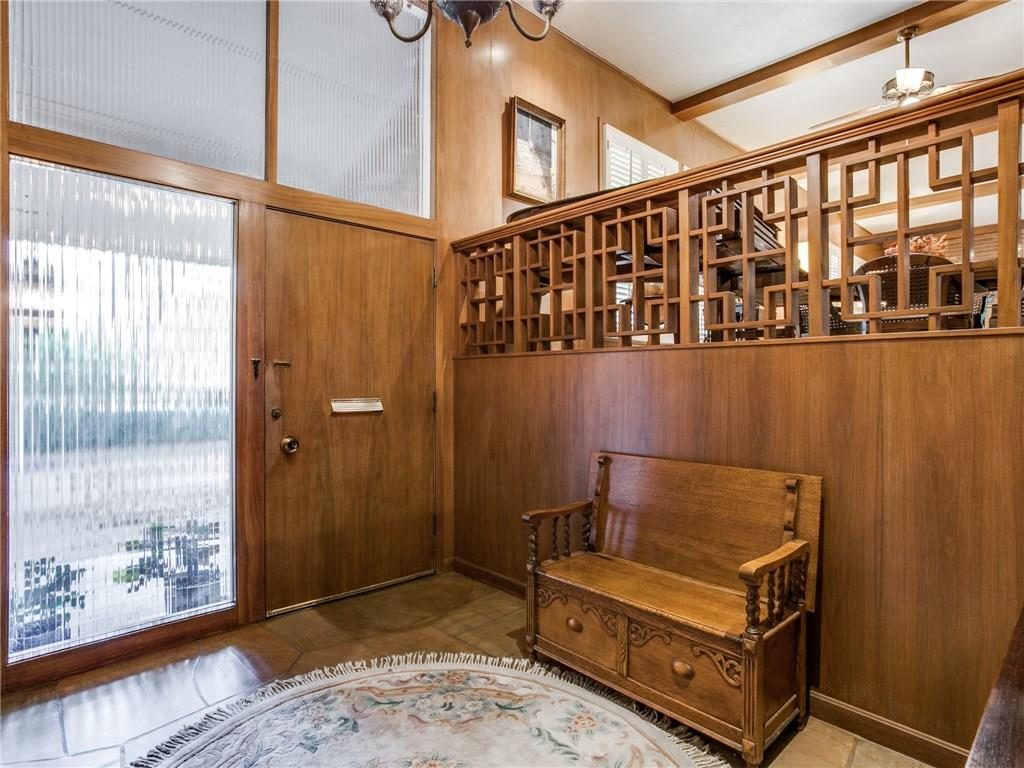 948 Forest Grove Foyer