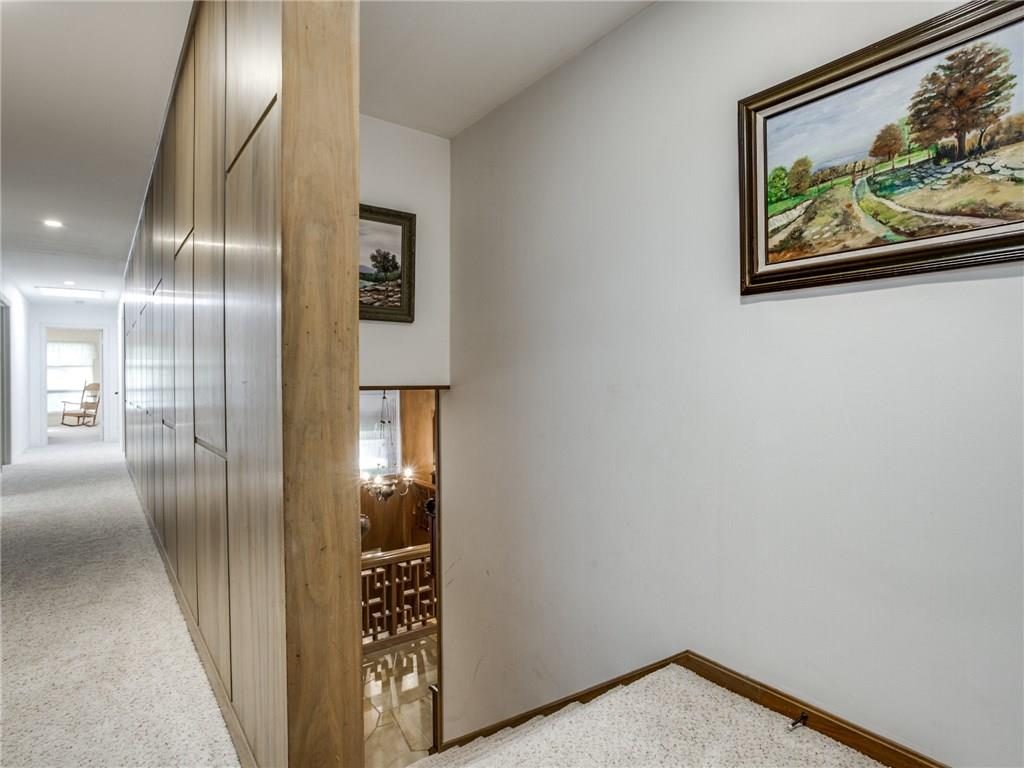 948 Forest Grove Hallway Stairs