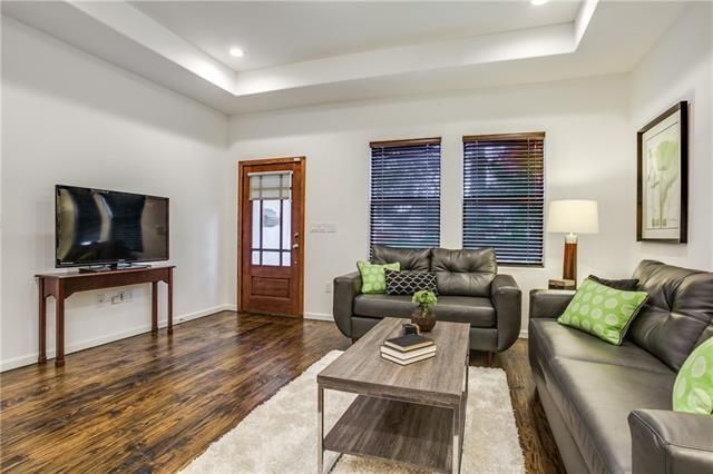 5218 Denton - Living 1
