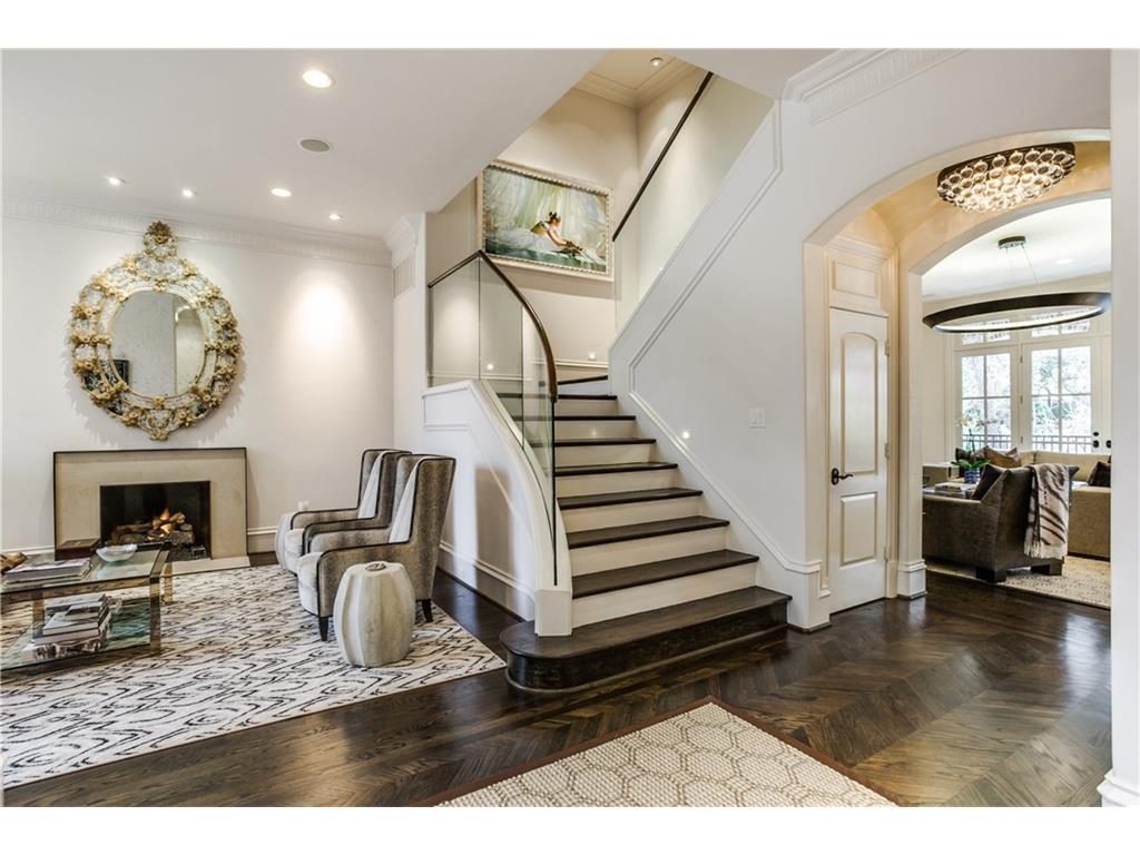6809 Golf Entry and Living