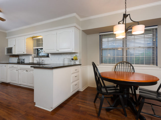 6105 Glennox kitchen/breakfast