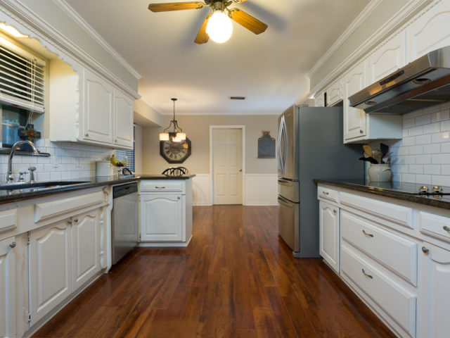 6105 Glennox Kitchen overview