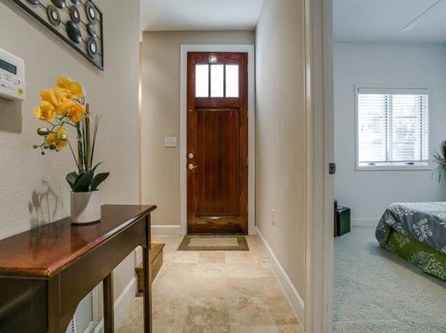 3210 Carlisle Foyer