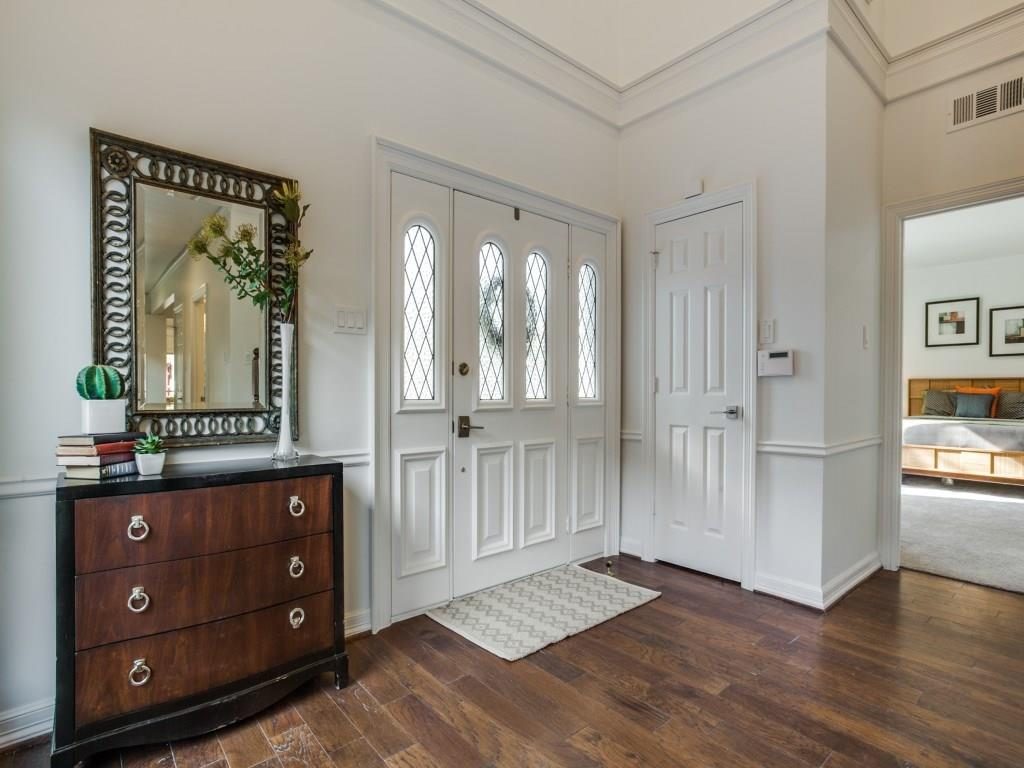 5711 Orchid Foyer