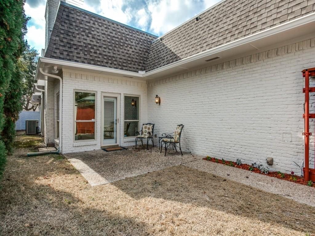 5711 Orchid side yard