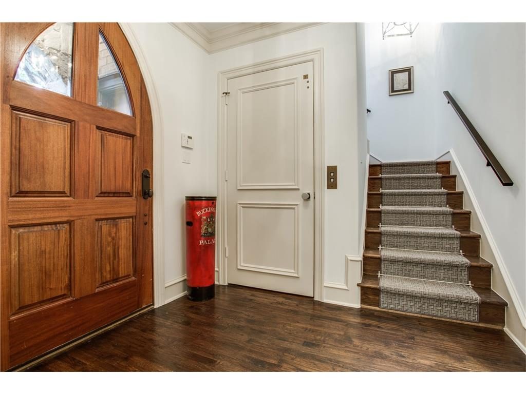 Oak Lawn Townhouse entry 2.ashx