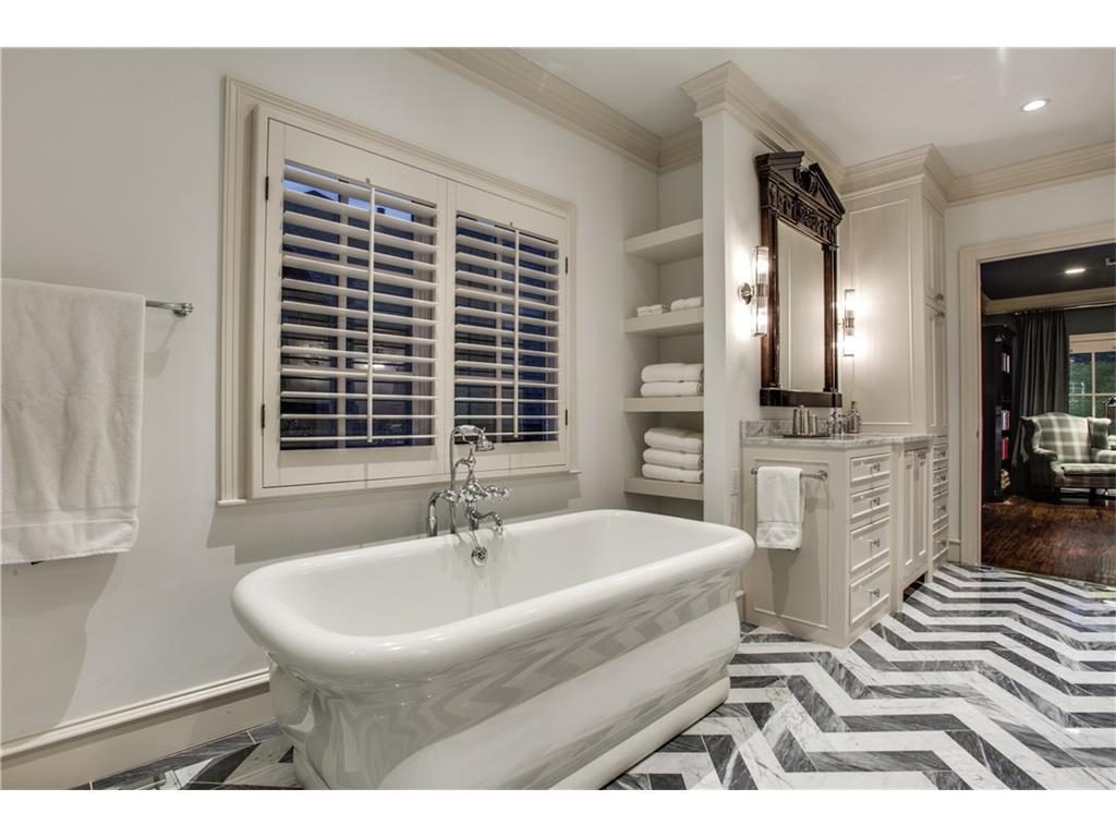 Oak Lawn Luxury Townhouse master bath 3ashx