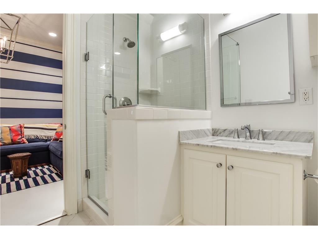 Oak Lawn Townhouse bath 3.ashx