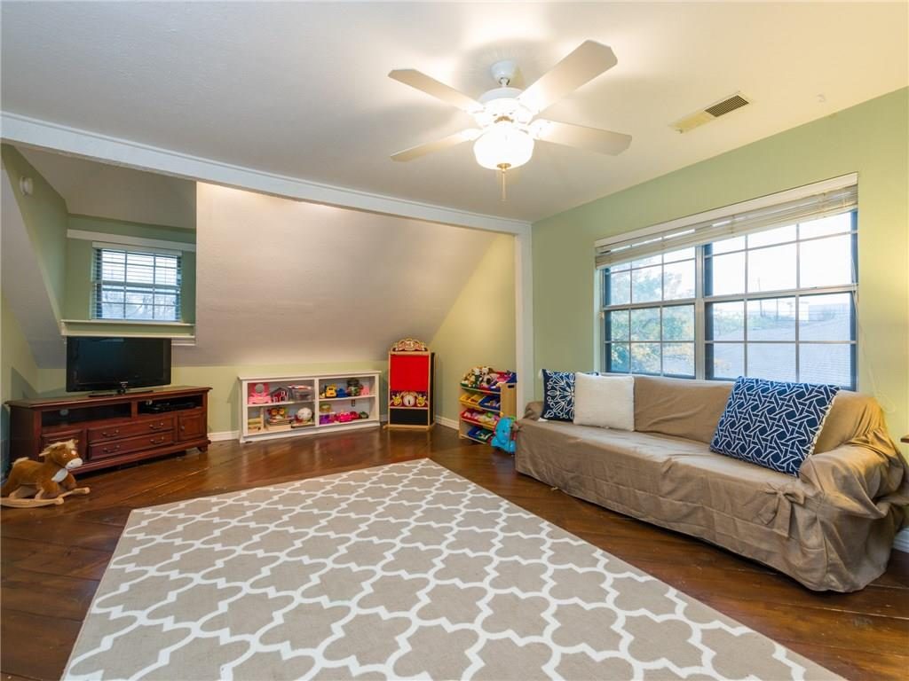6105 Glennox Playroom 2