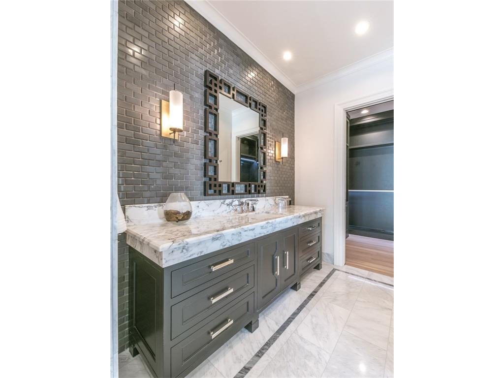4412 Lorraine his bathroom