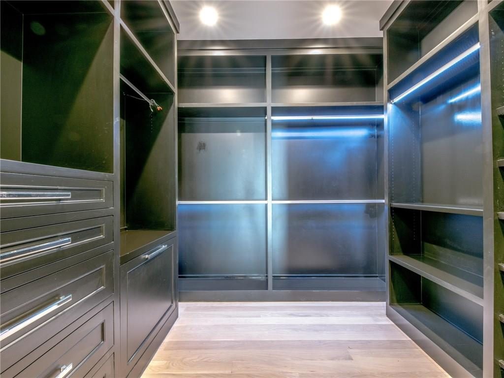 4412 Lorraine his closet