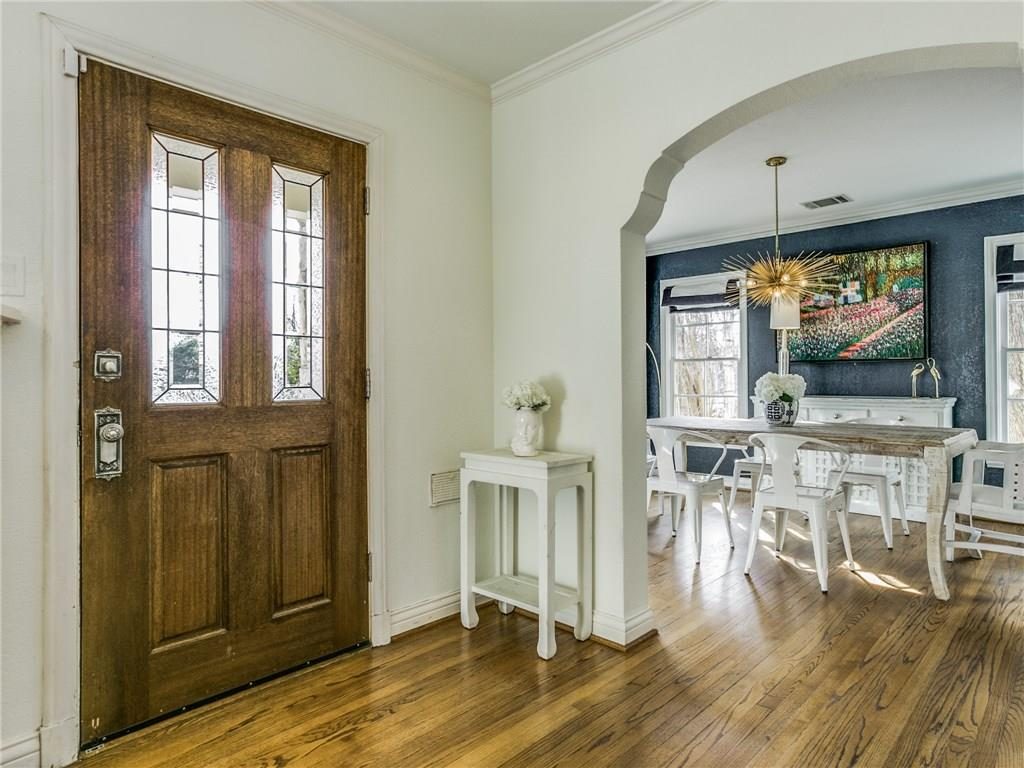 Cape Cod cottage inside entry.ashx