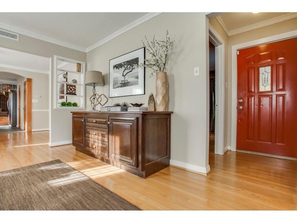 6311 Kenwood Foyer