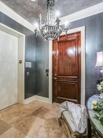 6615 Bandera 1A Foyer