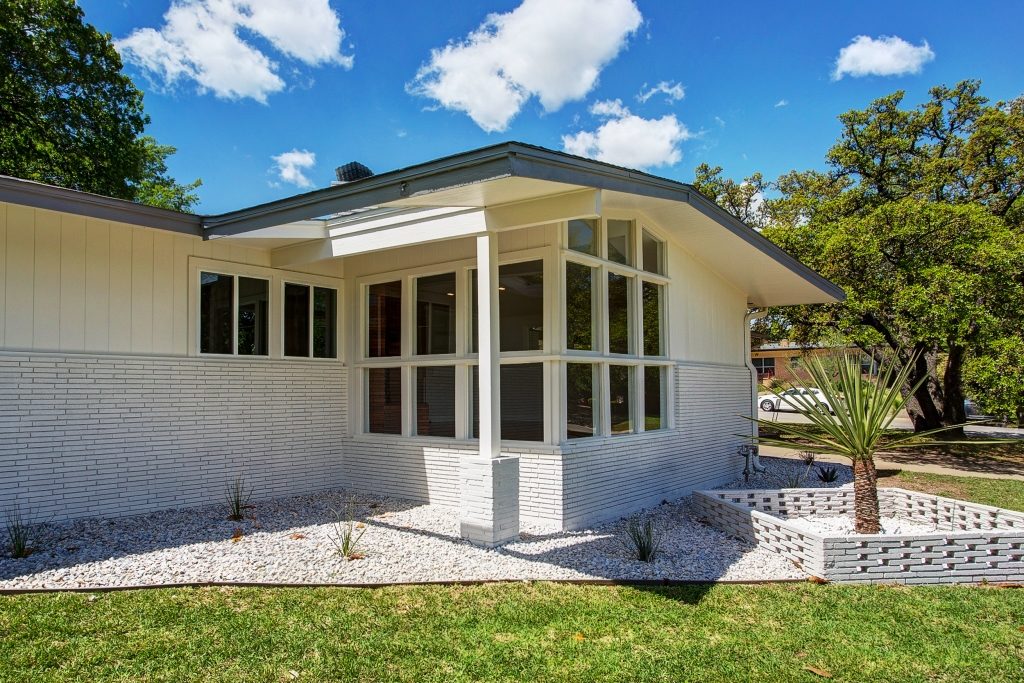 6701 Woodstock was vacant for 5+ years and now it's alive!