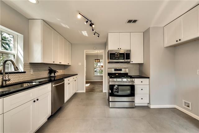 Adorable Casa View Oaks Cottage with Big Updates Won't Last Long | CandysDirt.com