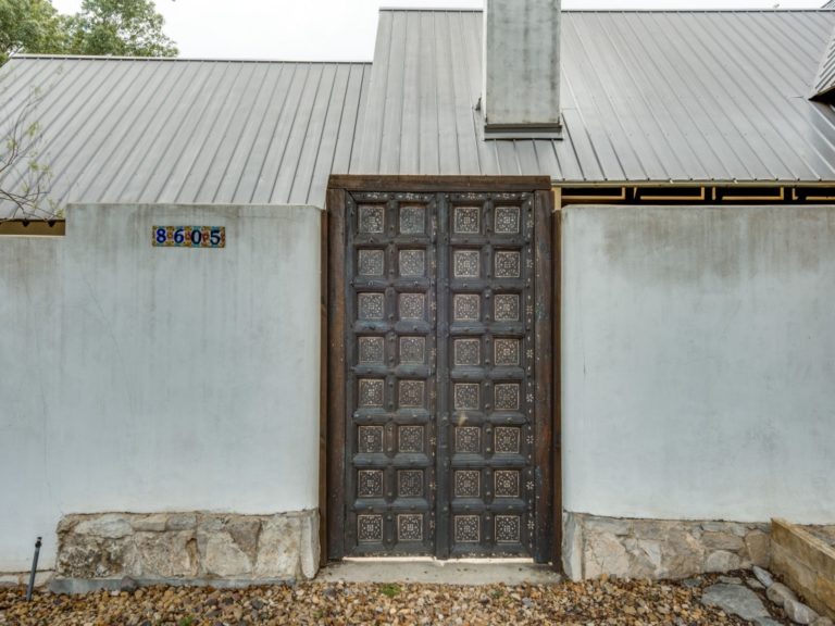 White Rock Valley Modern Offers Open Space, Private Feel