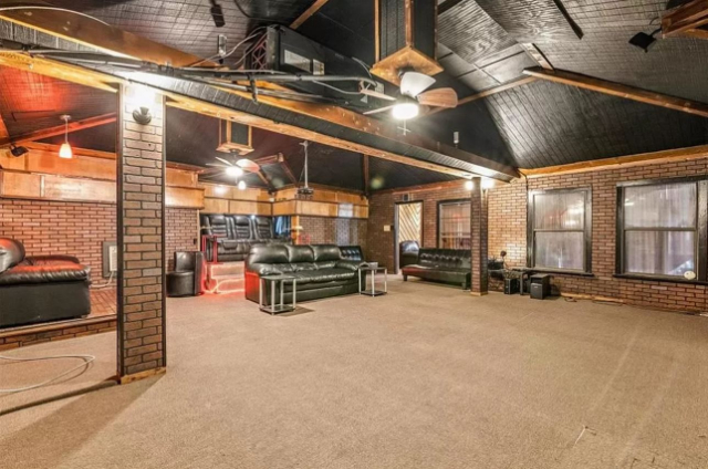 Party house

