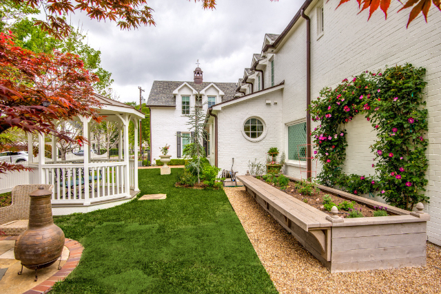 non-traditional Colonial