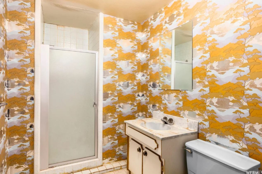 shiny wallpaper, shag carpeting, Utah