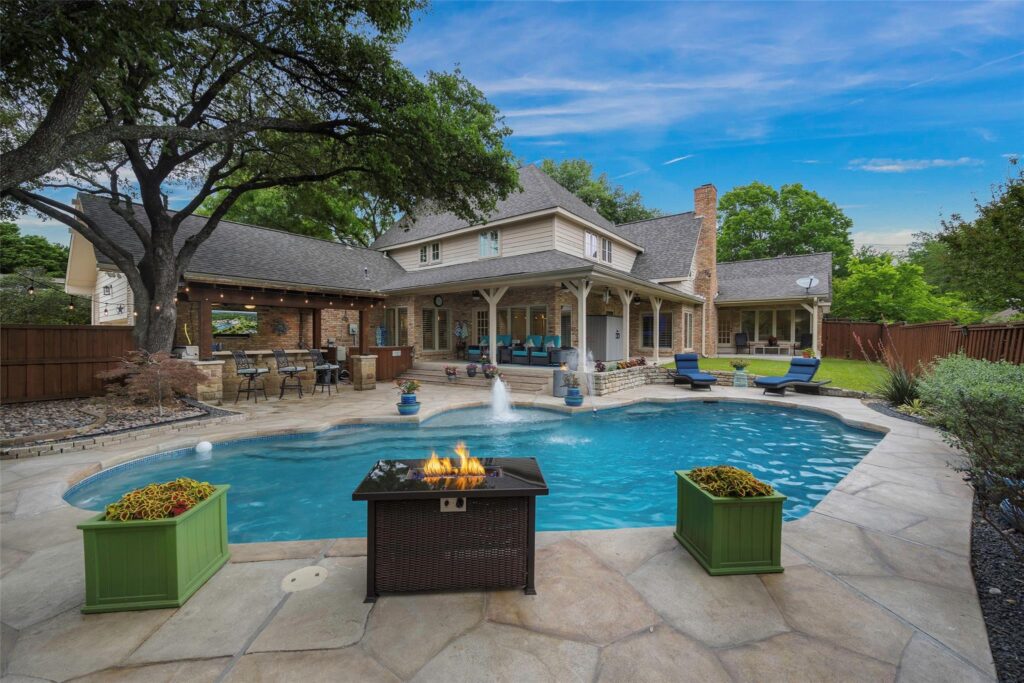 Pool with single tall fountain