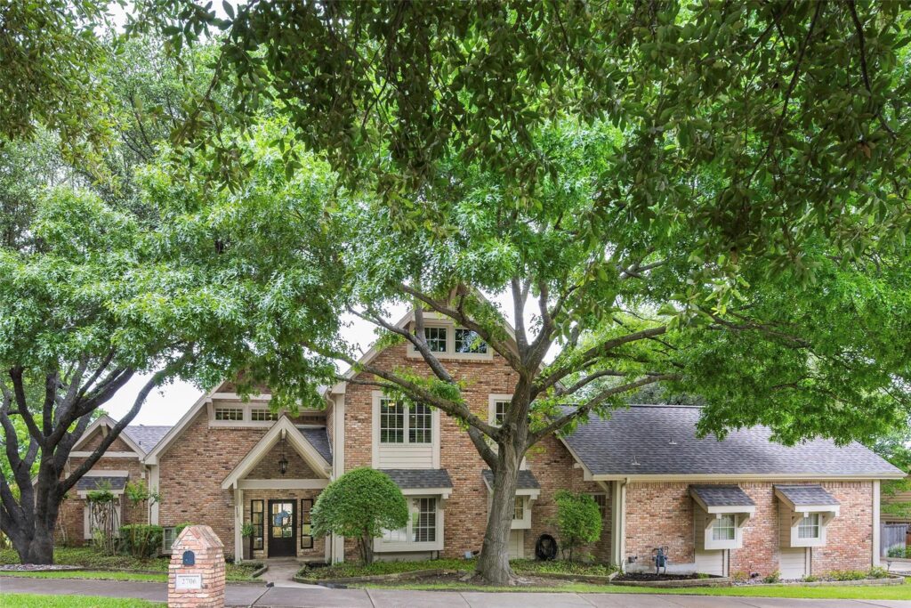 2706 Colonial
