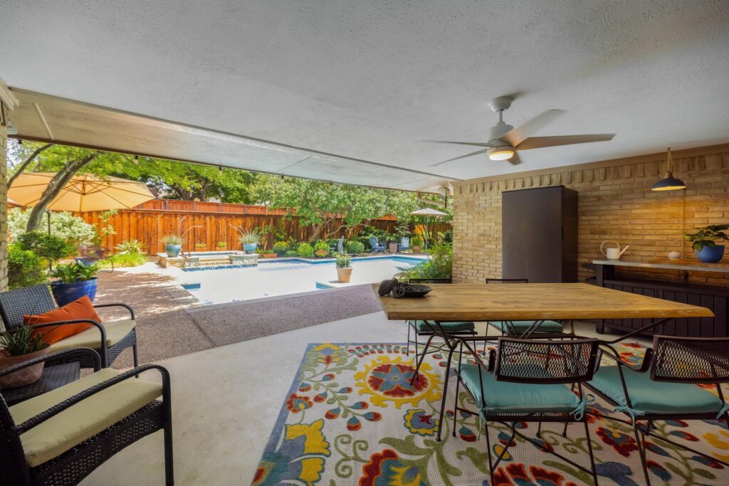 patio with low slung ranch style ceilings 