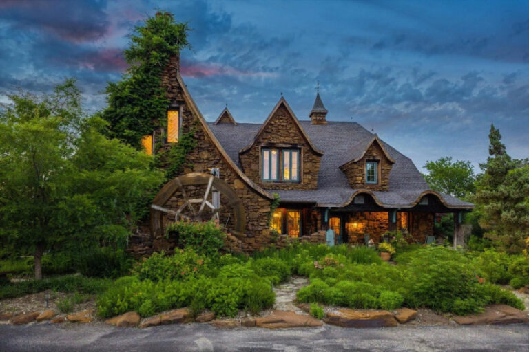 house on the hill baby Argyle セット 80 525-E.-Hickory-Hill-facade-