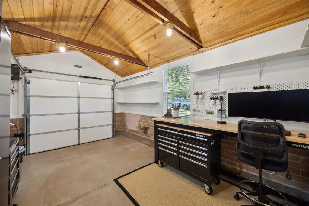 Check out this Hollywood Heights home. 