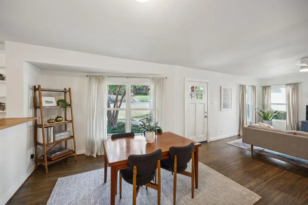 Check out this Hollywood Heights home. 