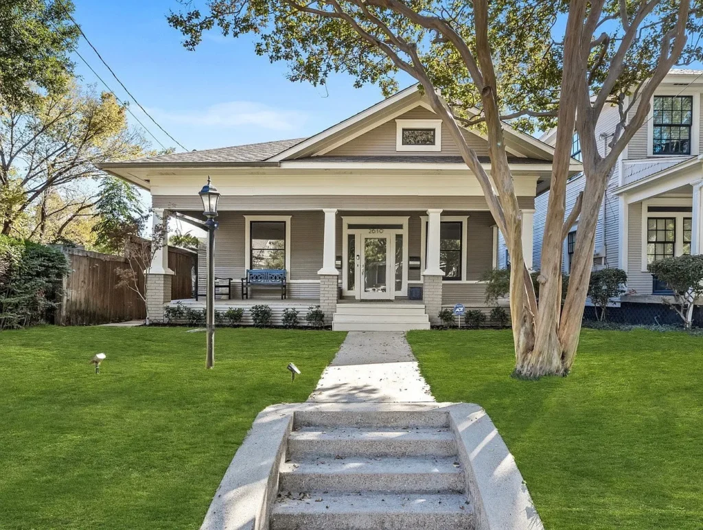 This craftsman looks great with its contemporary updates. 