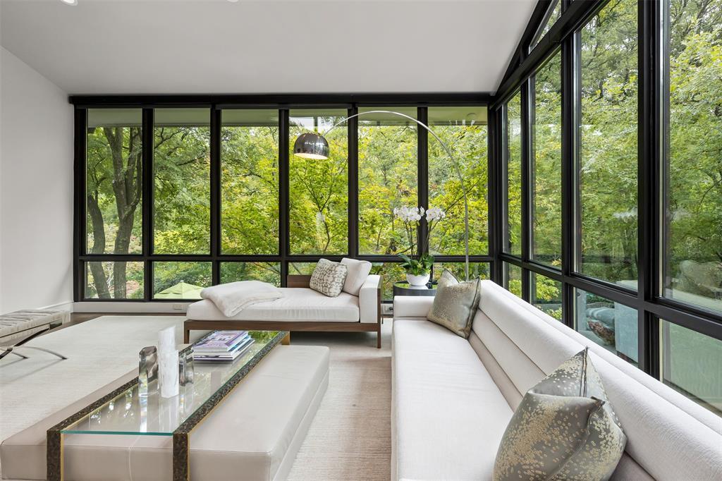 Modern Showpiece in Westover
