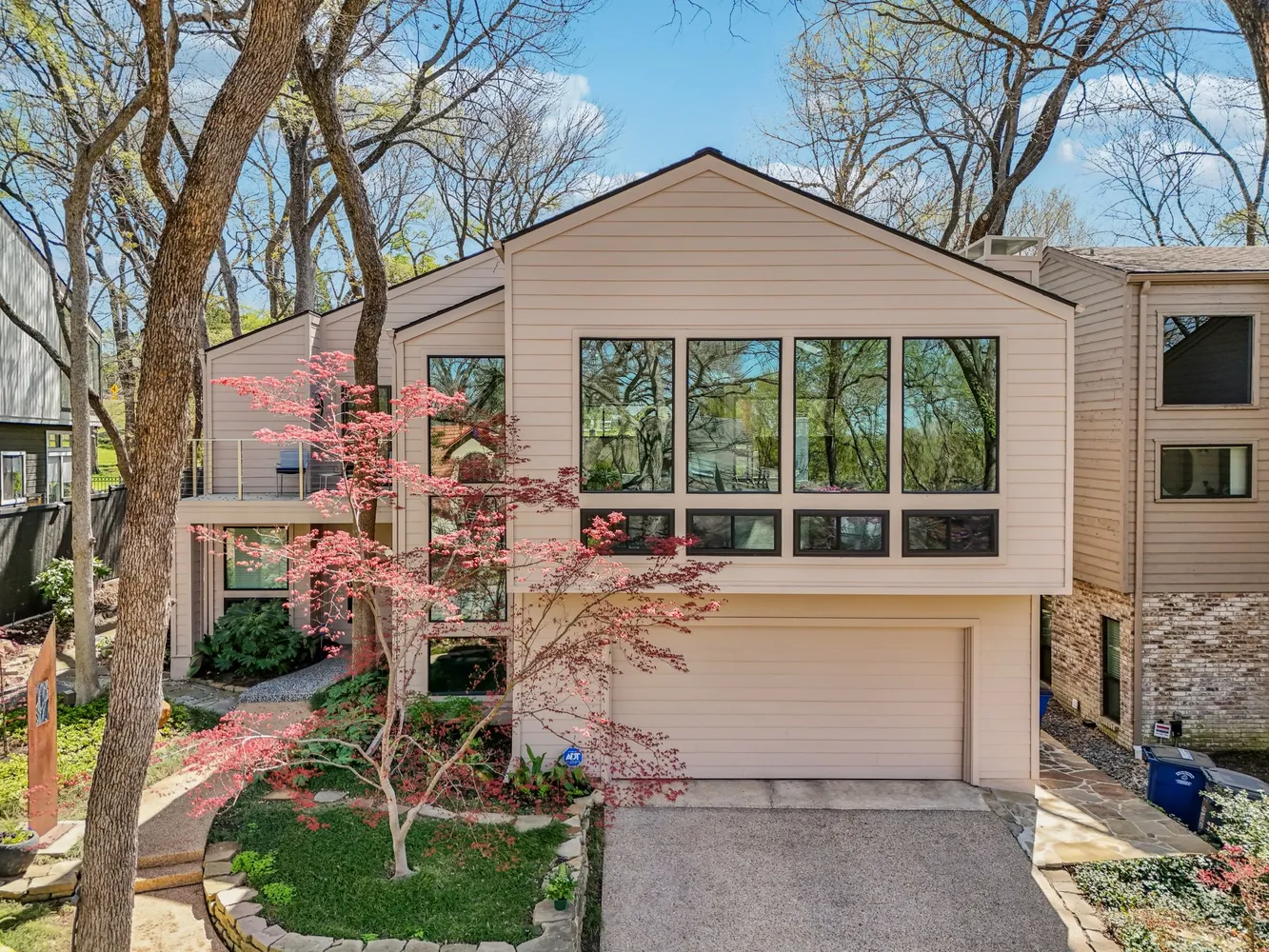 Shed-style home at 922 Easton Place in Dallas