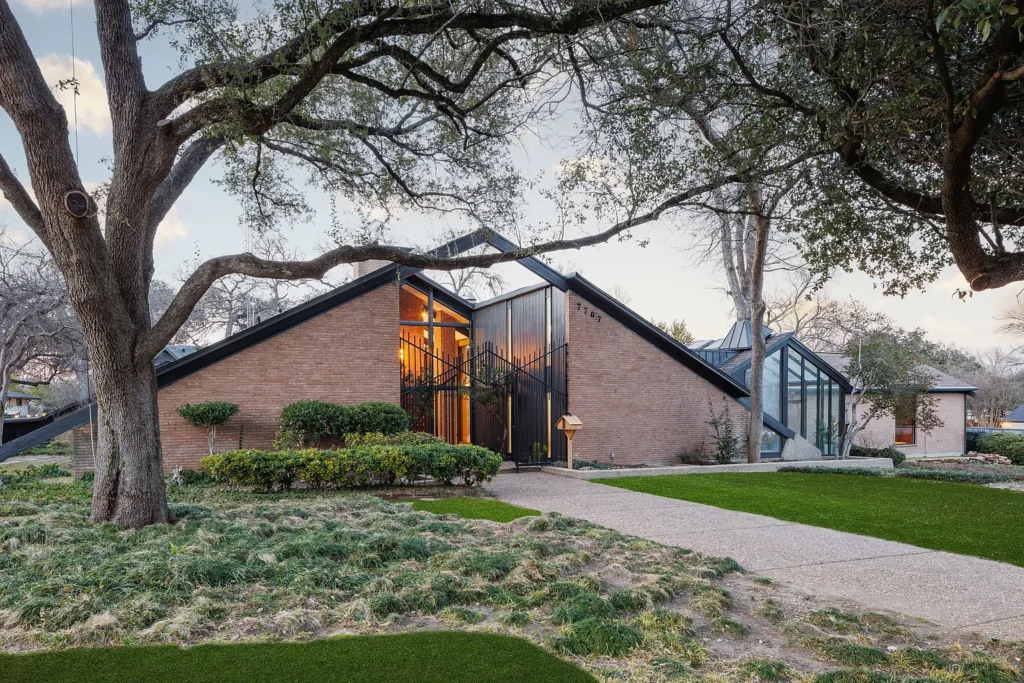 Step inside this iconic JanMar Midcentury Modern