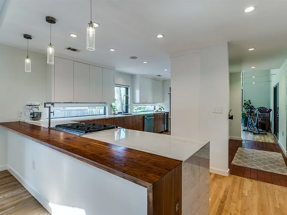 Kitchen bar in Ju-Nel home