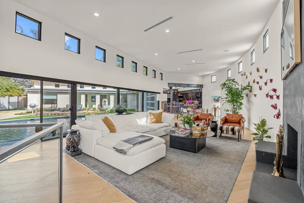 Discover a Crestwood dream home. 