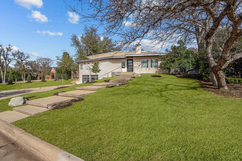 Discover a Crestwood dream home. 