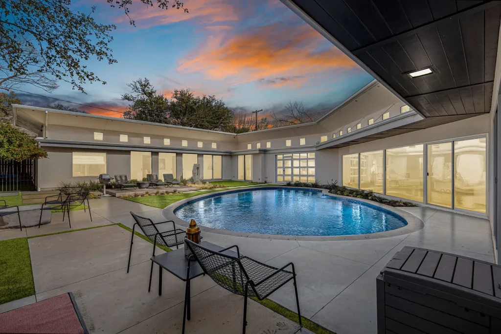 Discover a Crestwood dream home. 