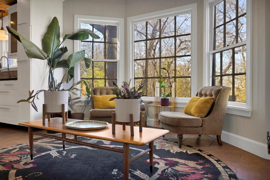 Smartly Updated Oakhurst Cottage