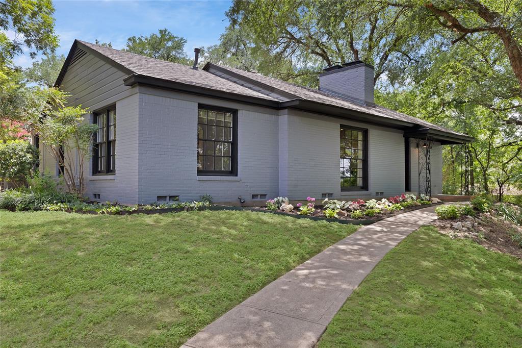 Smartly Updated Oakhurst Cottage